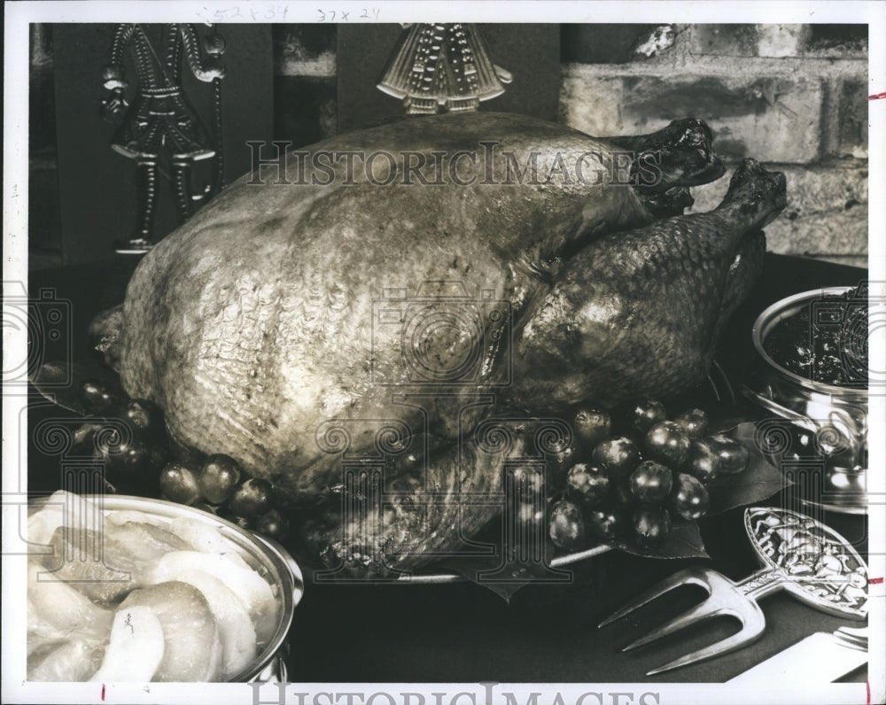 1986 Press Photo Pictured is a turkey with trimmings. - Historic Images