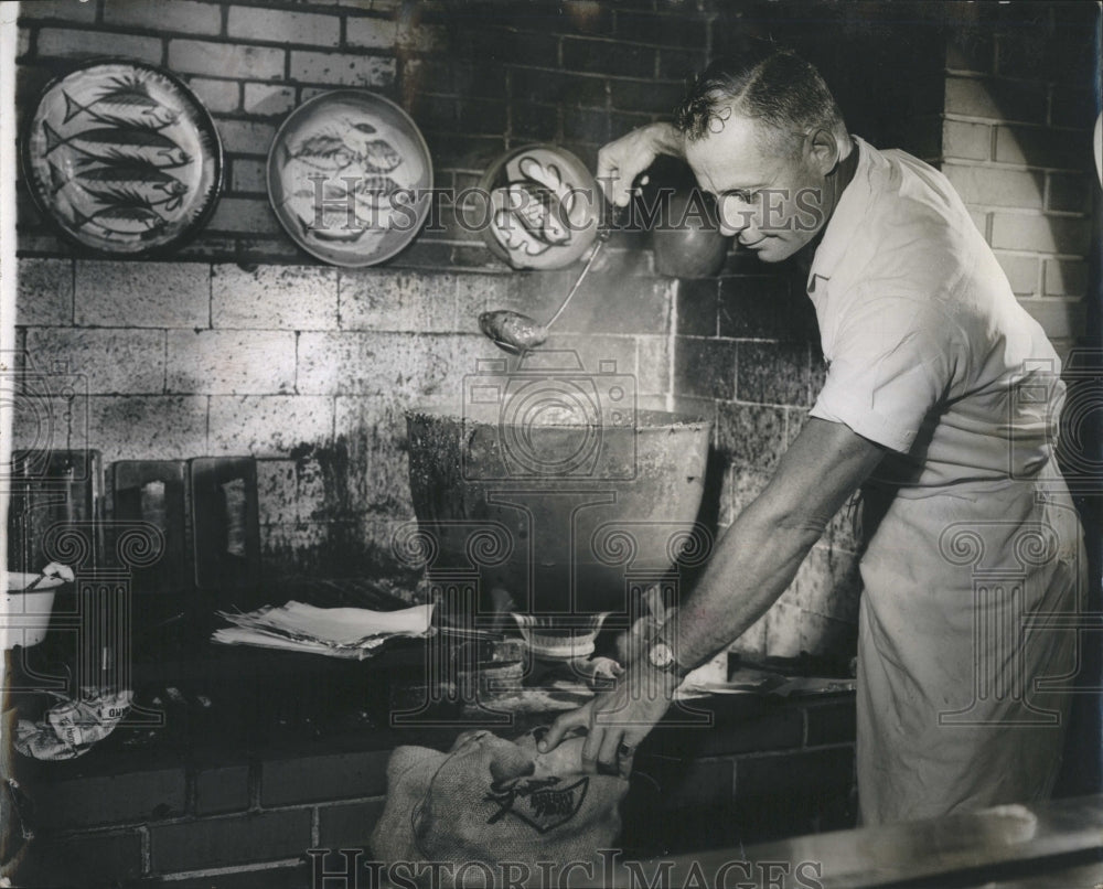 1962 Press Photo Dick Rummell cooks potatoes - RSH16601 - Historic Images