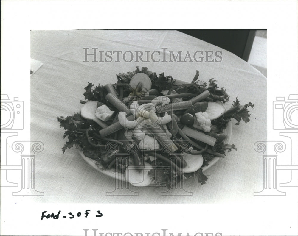 1985 Press Photo Pictured is a seafood, vegetables, and greens salad. - Historic Images