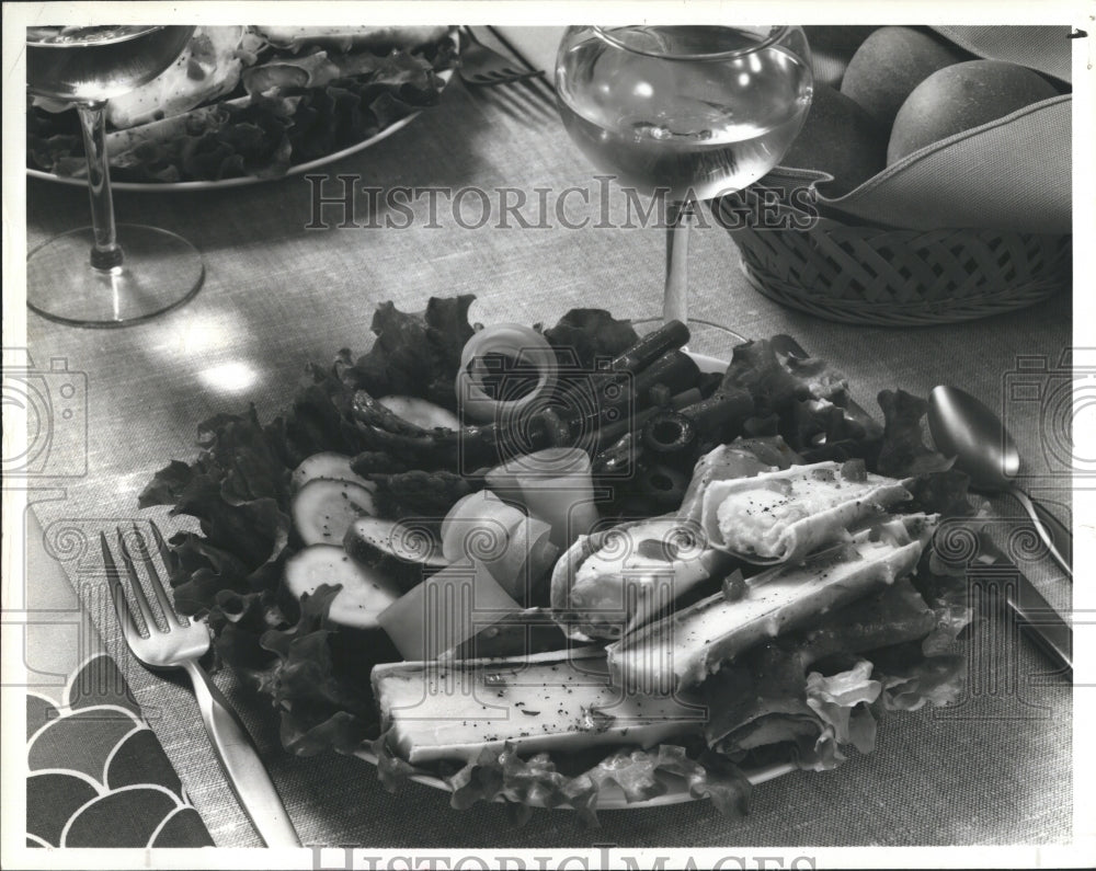 1981 Press Photo Pictured is a dish of Alaska king crab and fresh salad. - Historic Images