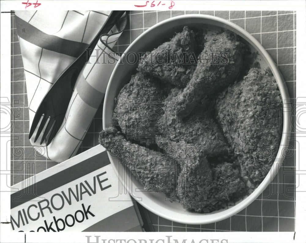1985 Press Photo Crunchy smoked chicken is made with seasonings and sauces. - Historic Images