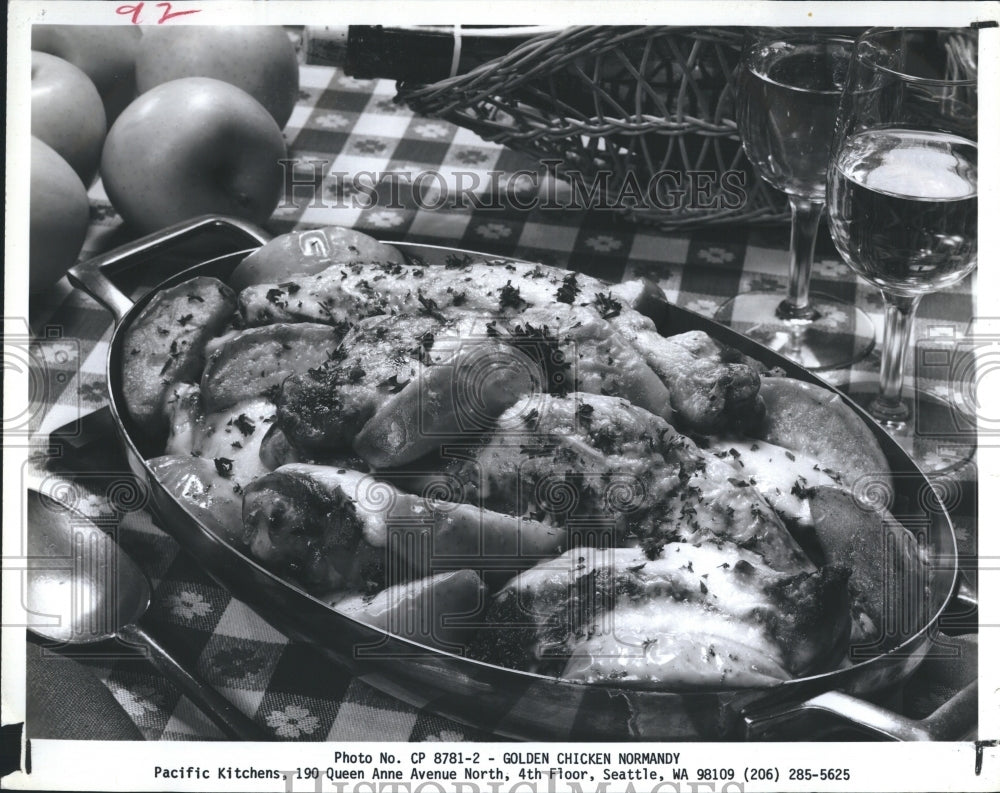 1986 Press Photo Pictured is a chicken and Golden Delicious apple casserole. - Historic Images