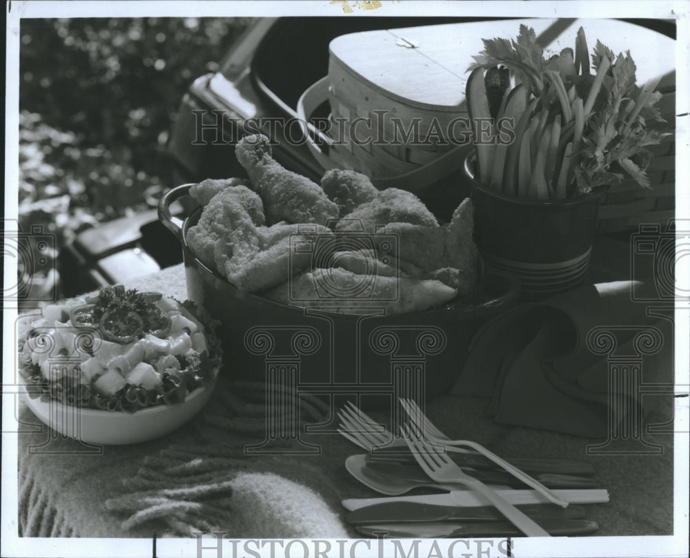 1986 Press Photo Pictured are dished of fried chicken and salad. - Historic Images