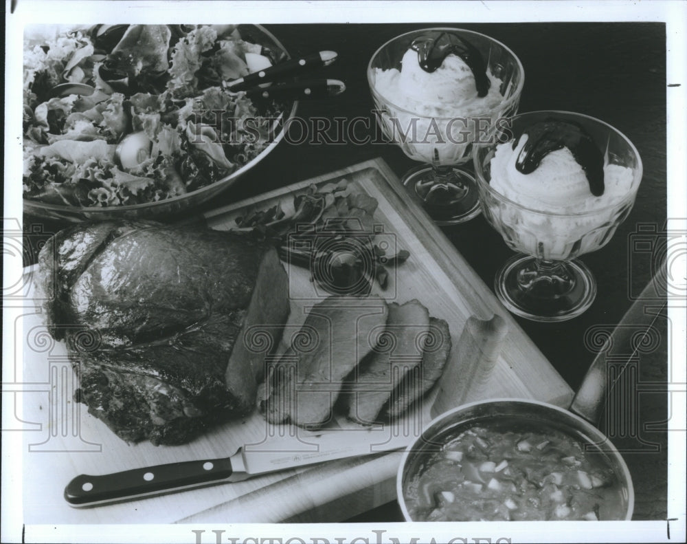 1987 Press Photo A broiled roast is served with Bloody Mary Sauce. - RSH16703 - Historic Images