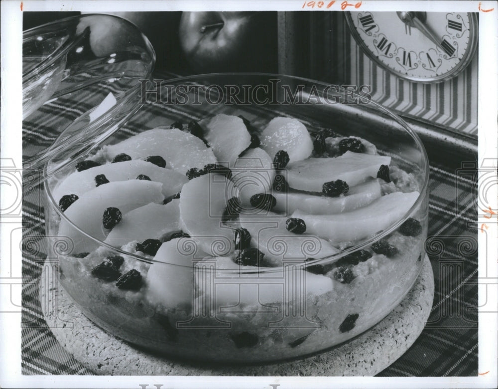 1976 Press Photo A dish of scotch porridge is cooked easily in a microwave. - Historic Images