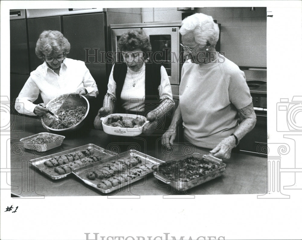 1987 Press Photo women prepare dishes at the Temple B'Nai for Hadassah bazaar. - Historic Images