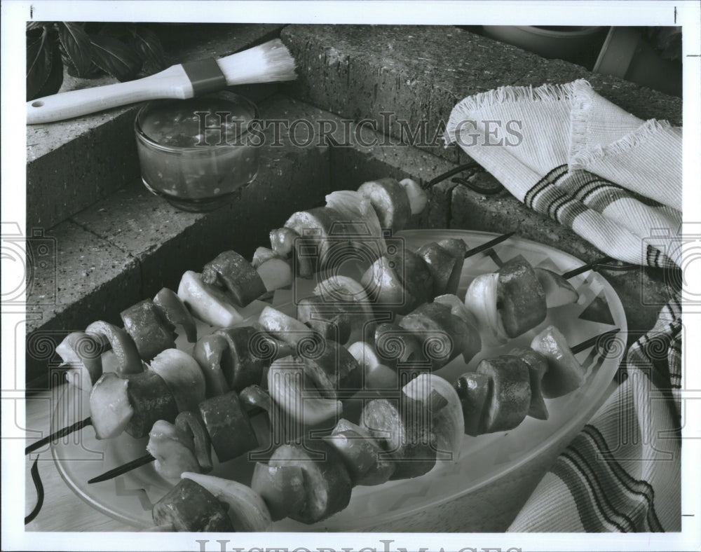 1989 Press Photo Spicy Sausage Fruit Kebab, - RSH16755 - Historic Images