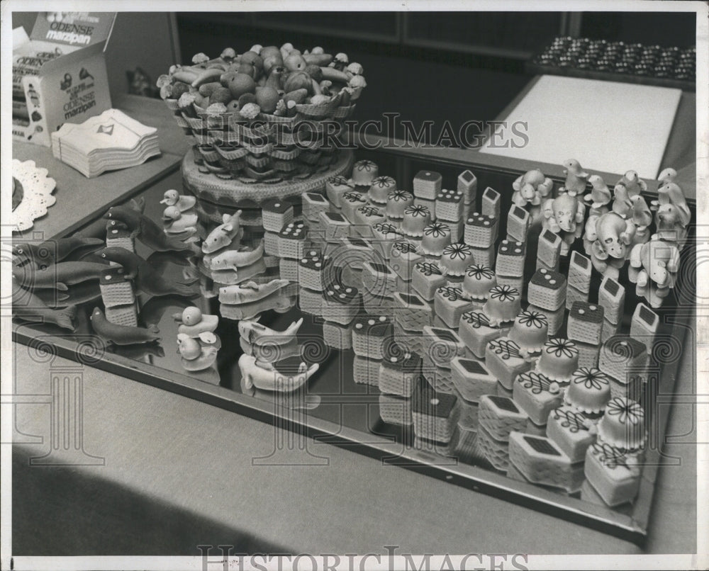 1979 Press Photo Pictured are marzipan in the shape of animals and petits fours. - Historic Images