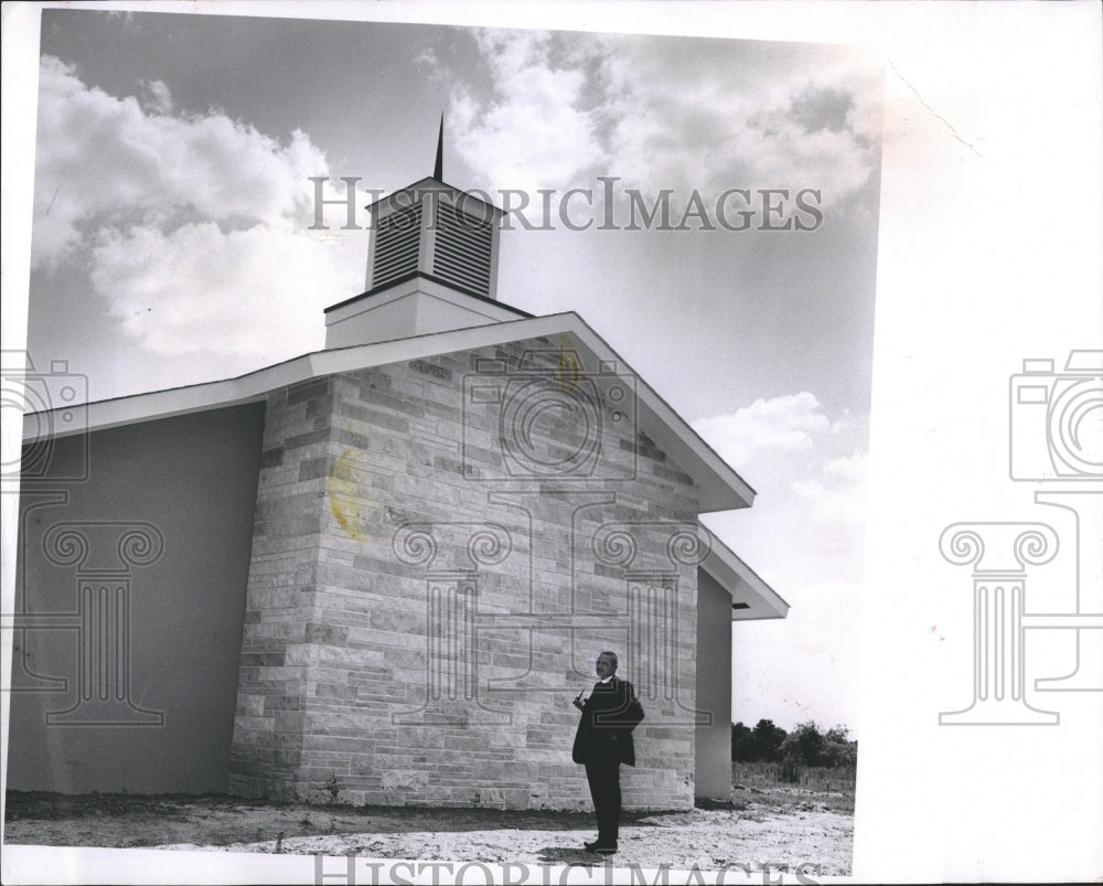 1965 Press Photo Vicar Albert E Rust New Episcopal Church St. John Divine Ruskin - Historic Images