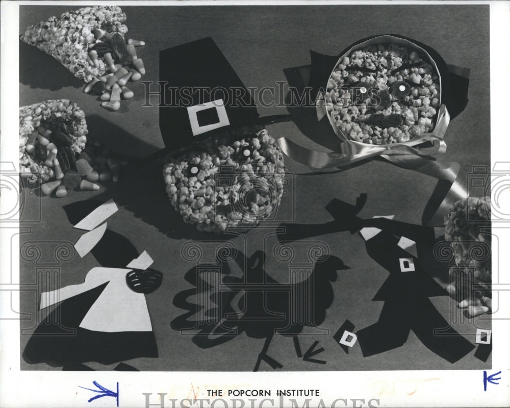 1973 Press Photo Popcorn Pilgrims Perk Up Thanksgiving Feast - RSH16821 - Historic Images