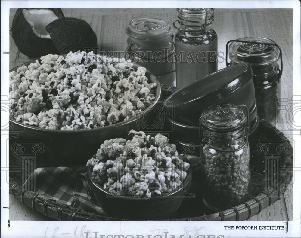 1977 Press Photo Quick Easy Crowd Pleaser Popcorn Satisfies Hungry - Historic Images