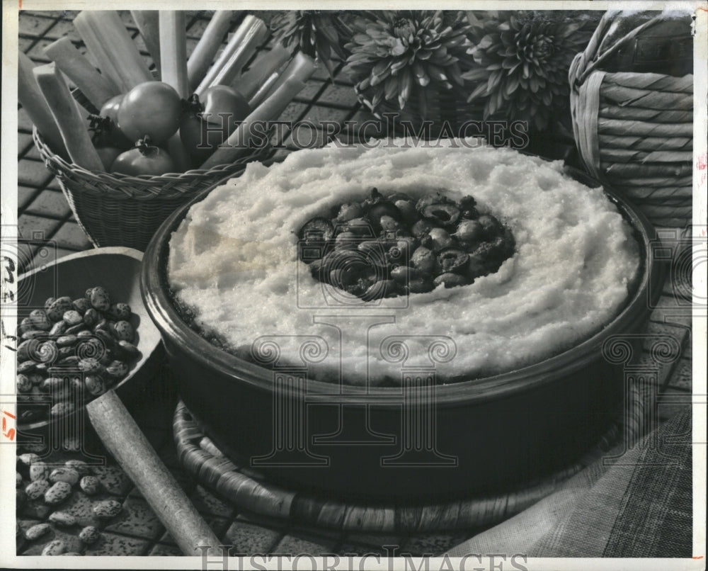 1977 Press Photo This pinto bean tamale pie is made with ground beef and sauce. - Historic Images