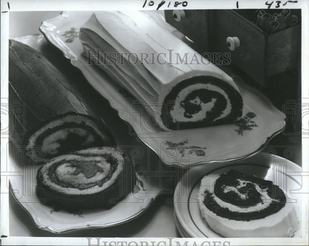 1977 Press Photo Spiced Yule Logs are popular for the holidays. - Historic Images