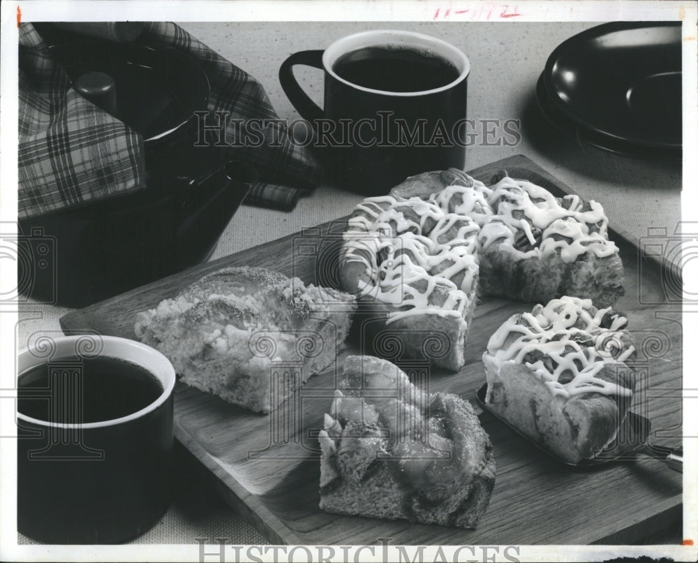 1980 Press Photo Pictured are special-sized desserts designed for two diners. - Historic Images