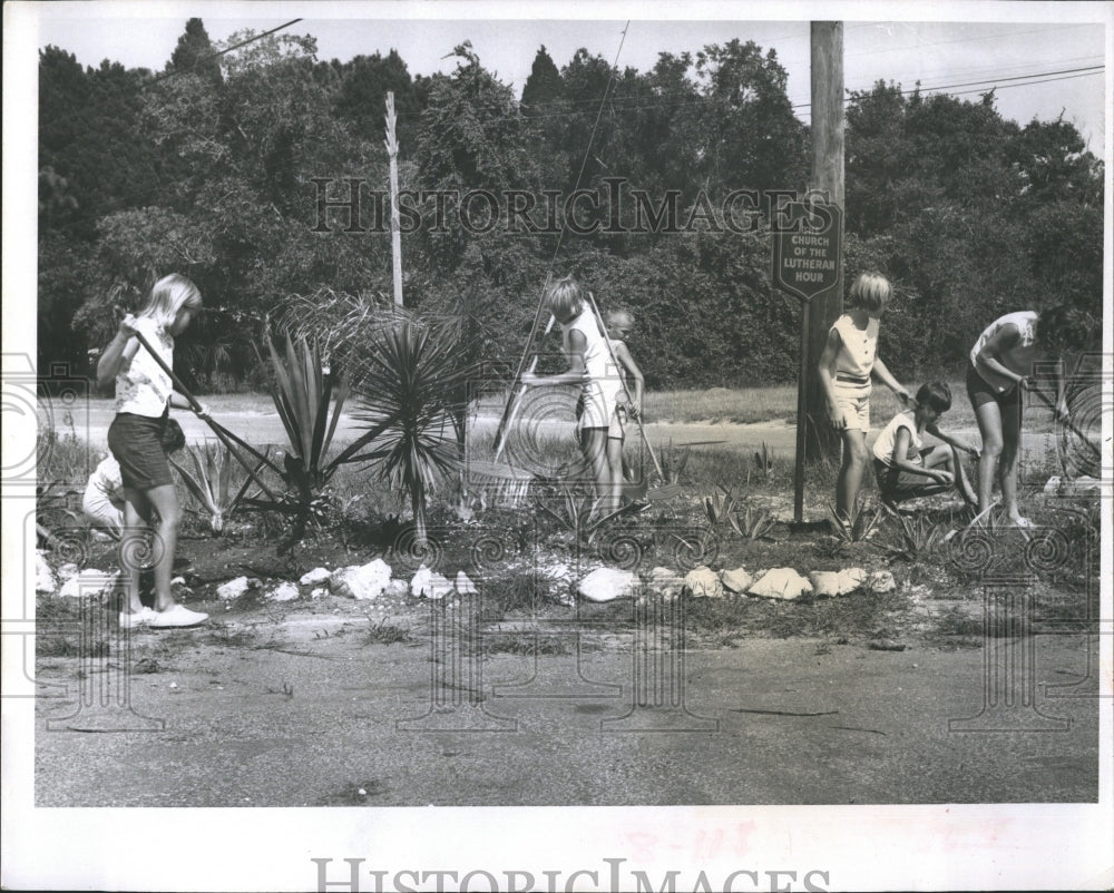 1966 Press Photo Pre-teen clean up Sunday School of Faith Lutheran Church. - Historic Images