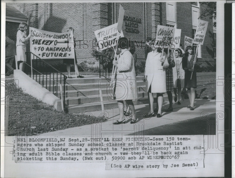 1967 Press Photo Teenagers at Brookdale Baptist Church protest. - Historic Images