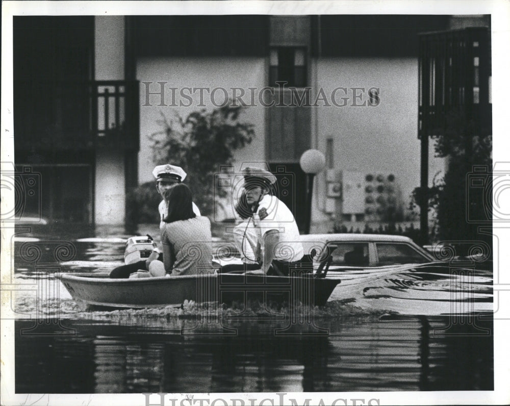 1979 Press Photo Clearwater police used boats to rescue people from floods. - Historic Images