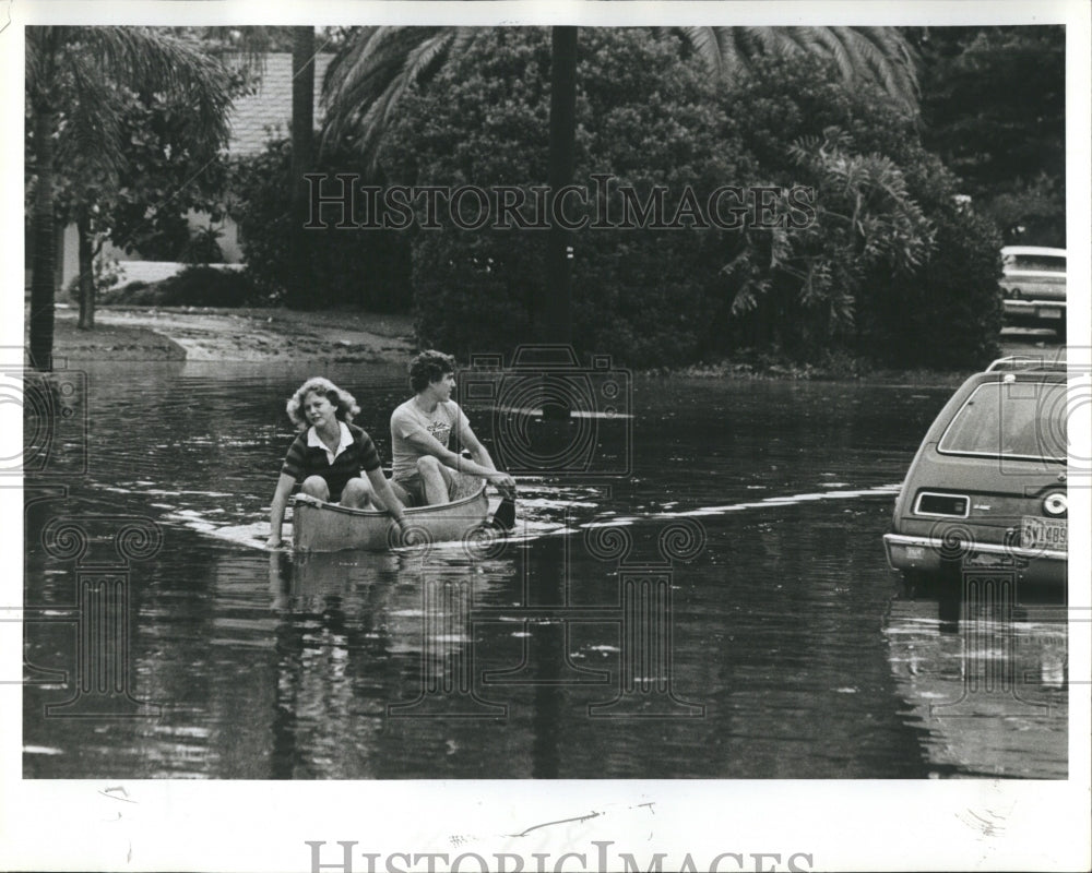 1979 Press Photo Bob and Mary Waechter use boat for transportation. - Historic Images