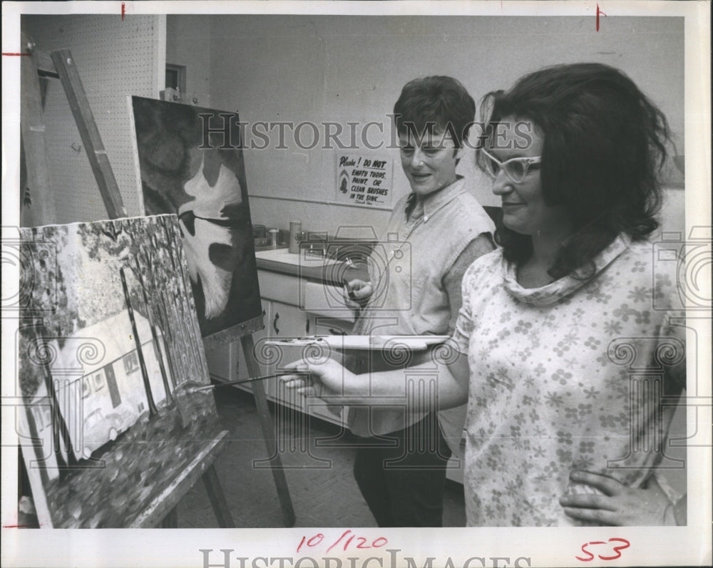 1968 Press Photo Two artists compare their work at the Madeira Beach rec center. - Historic Images