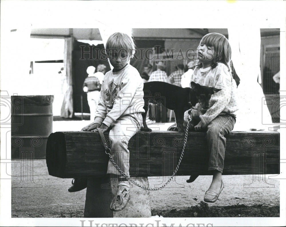 1987 Press Photo Erin O&#39;Brien And Jennifer Stewart Take A Rest With Spike - Historic Images