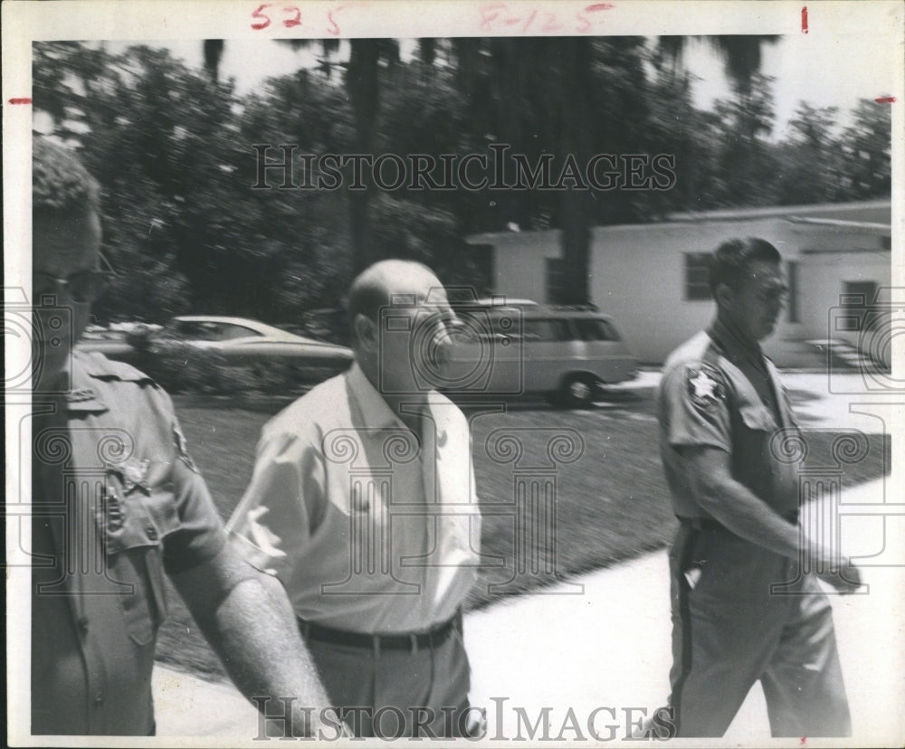 1967 Press Photo Millionaire John Sweet Sheriff Deputies Sebring Courthouse - Historic Images