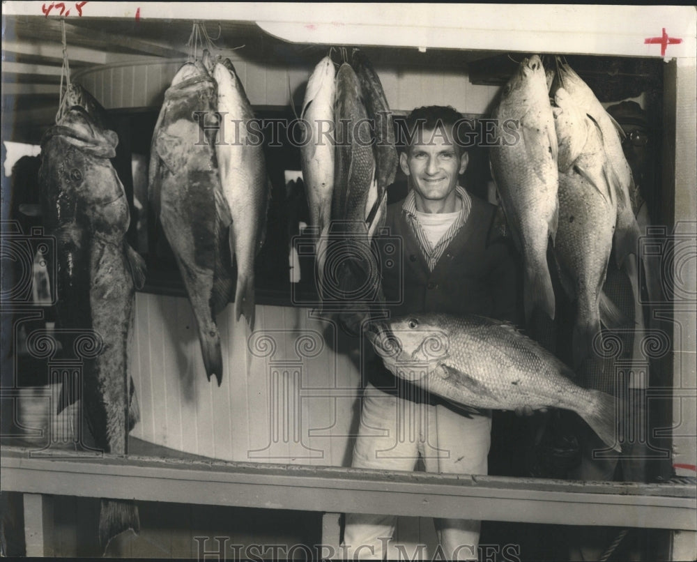 1961 Press Photo St. Petersburg&#39;s Neil Sweeny Holds Nice-Priced Red Snapper - Historic Images