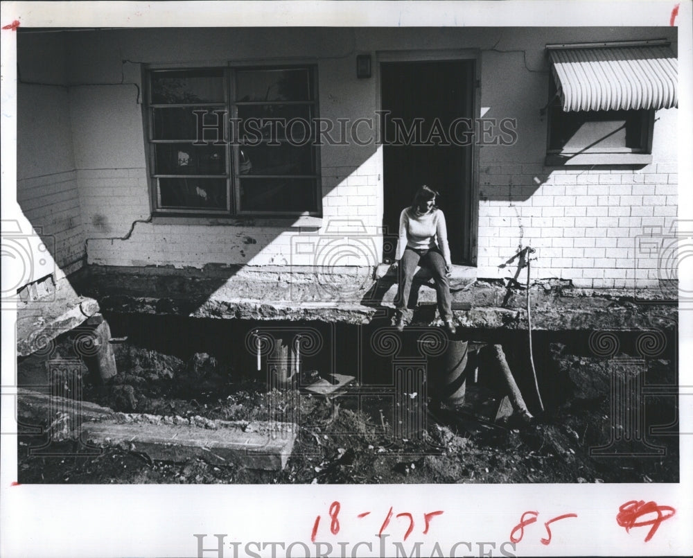 1981 Kathy Craig Examines Sinking Home of Jim Sweeny-Historic Images