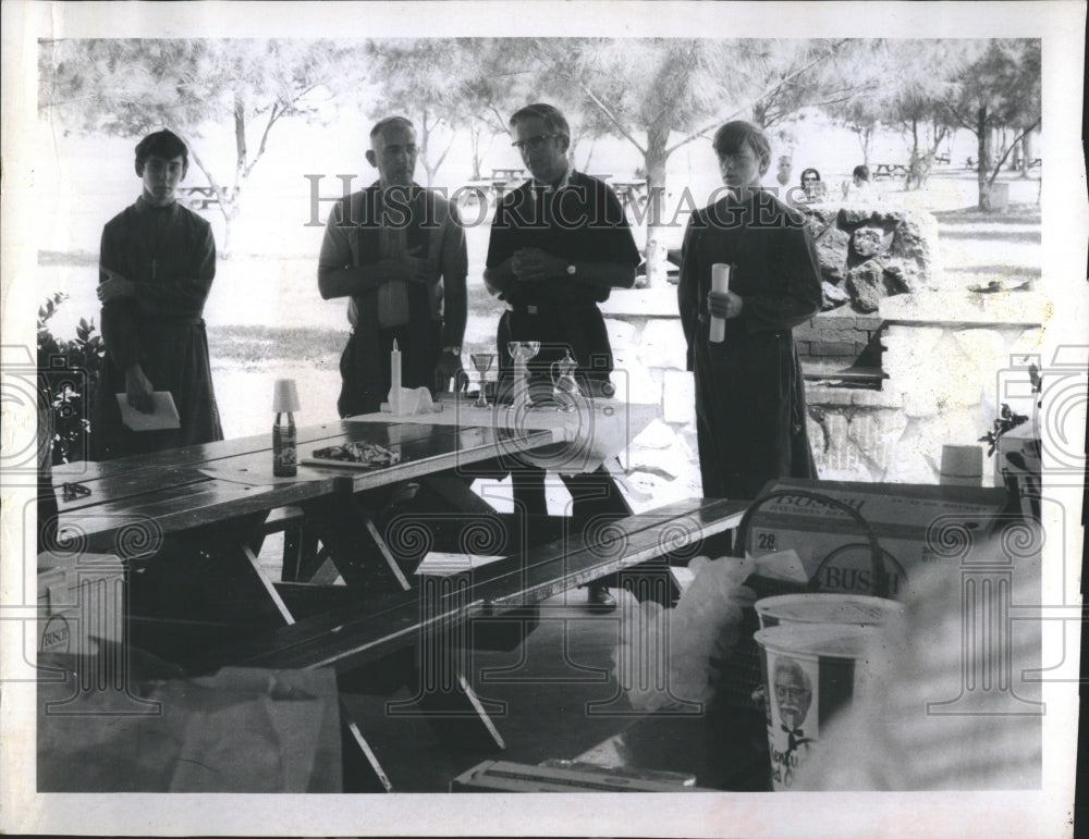 1970 Press Photo Altar at Picnic Bench. - Historic Images