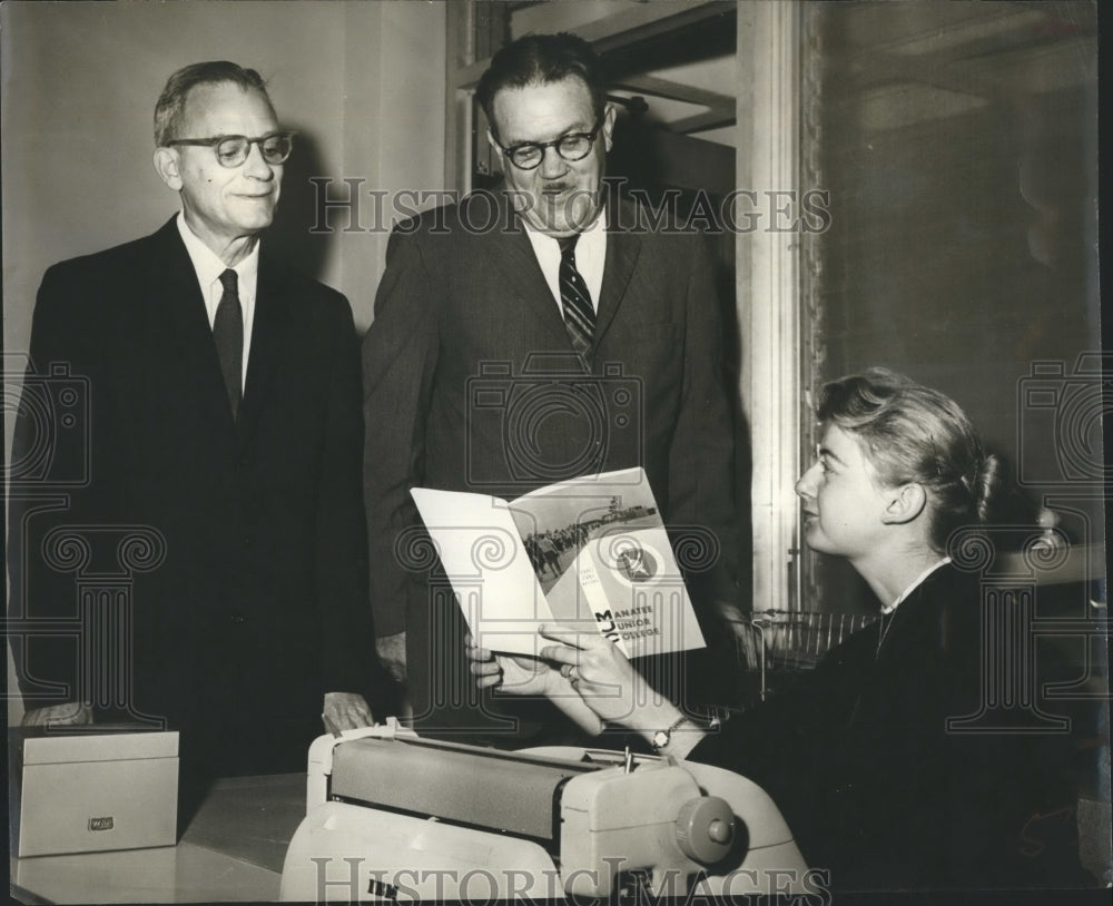 1960 Press Photo Educators look over Manatee Junior College catalogue. - Historic Images