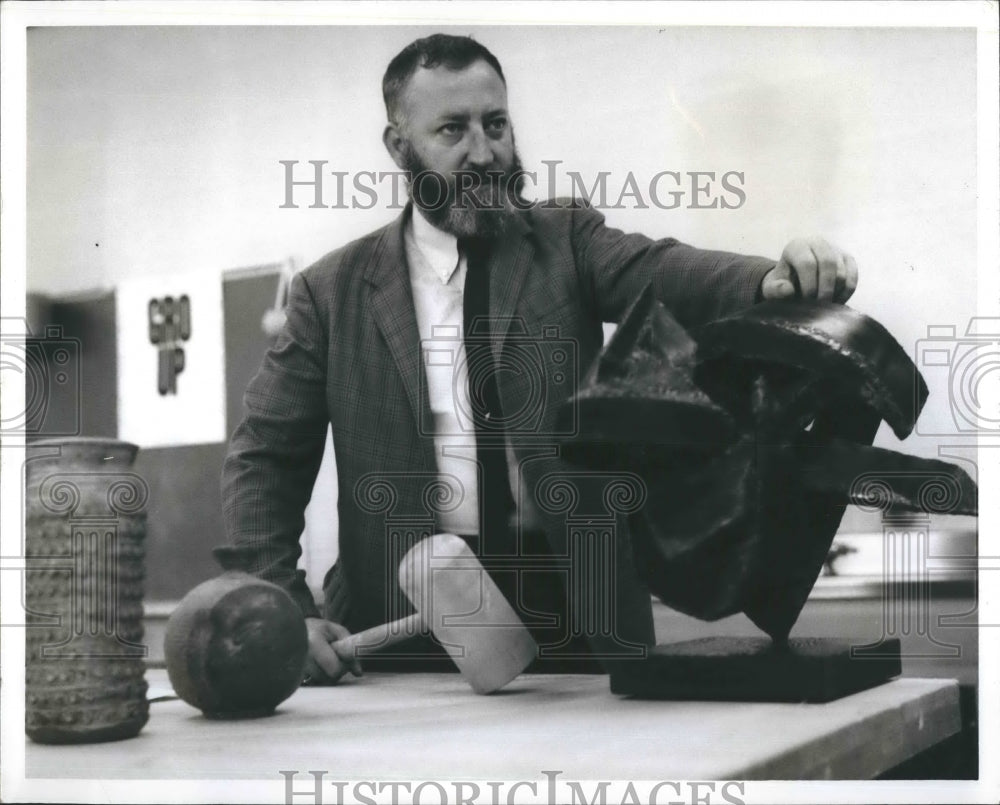 1967 Press Photo Willard McCracken Professor University of South Florida - Historic Images