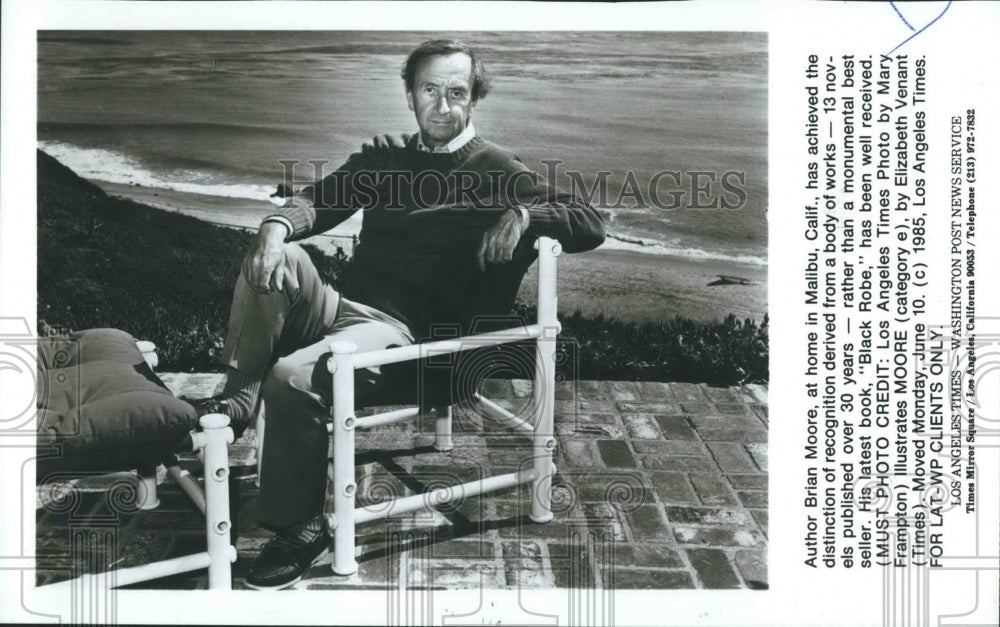 1985 Press Photo Author Brian Moore Home Malibu Black Robe - Historic Images