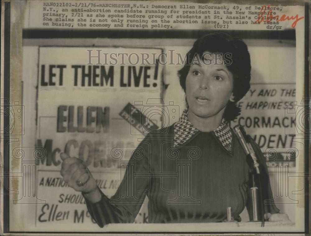 1976 Press Photo Democrat Ellen McCormack Speaking St. Anselm's College - Historic Images