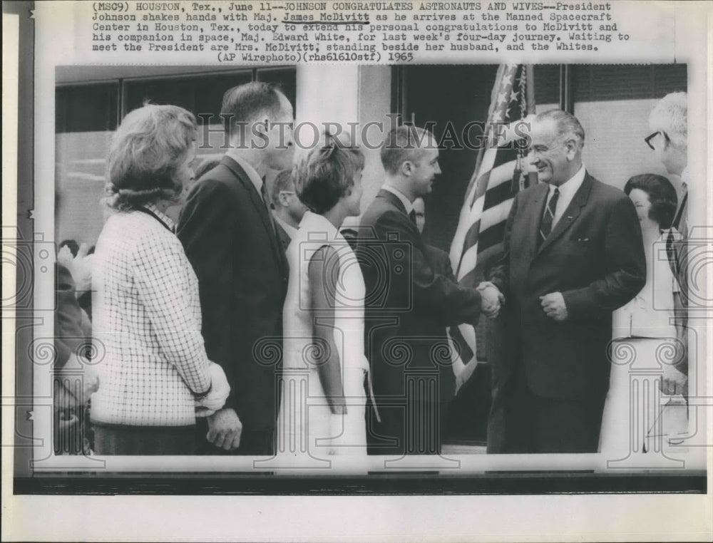 1965 Press Photo President Lyndon B. Johnson Astronaut James McDivitt - Historic Images