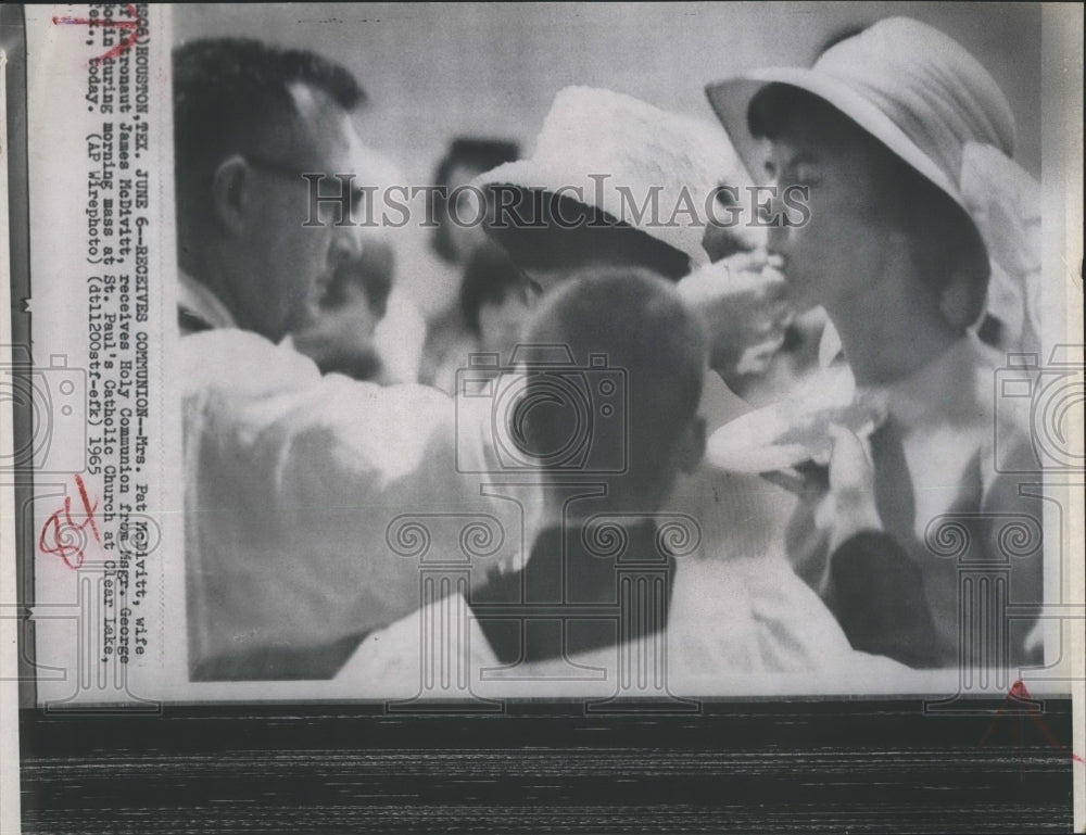 1965 Press Photo Pat McDivitt Wife James Holy Communion Mass St. Paul&#39;s Church - Historic Images