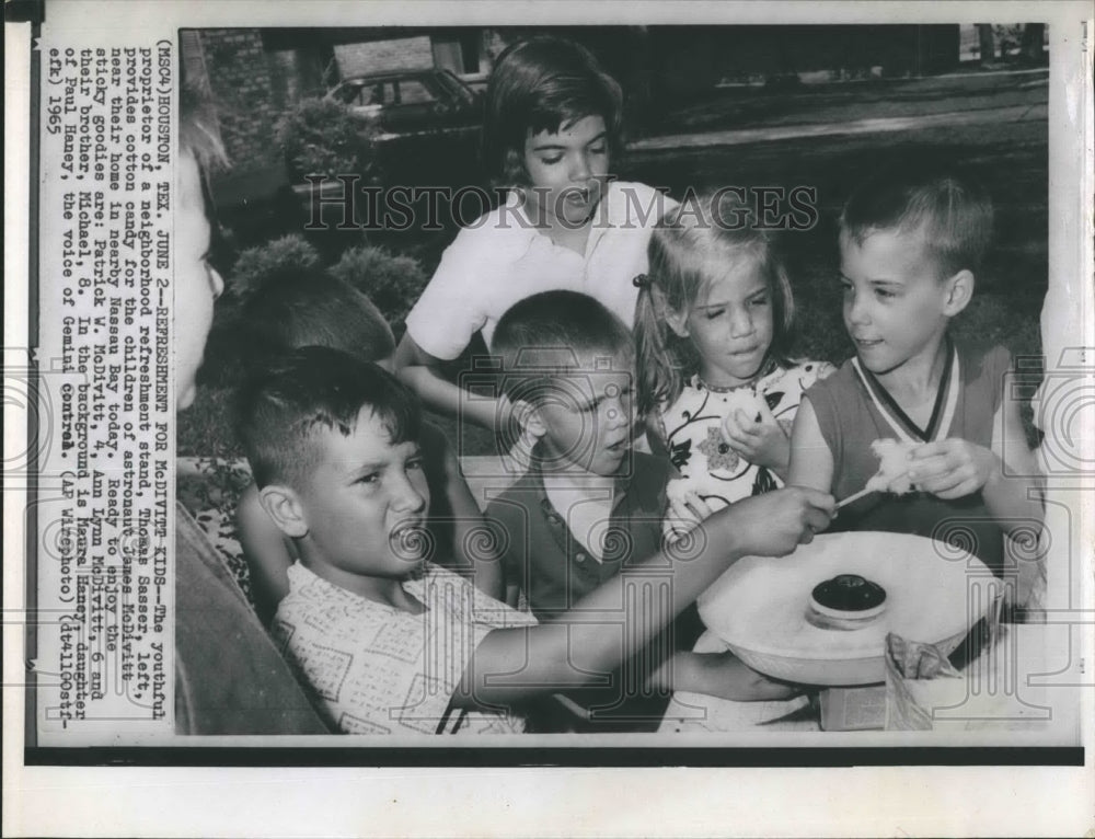 1965 Press Photo Astronaut James McDivitt Family Patrick Ann Lynn Michael - Historic Images