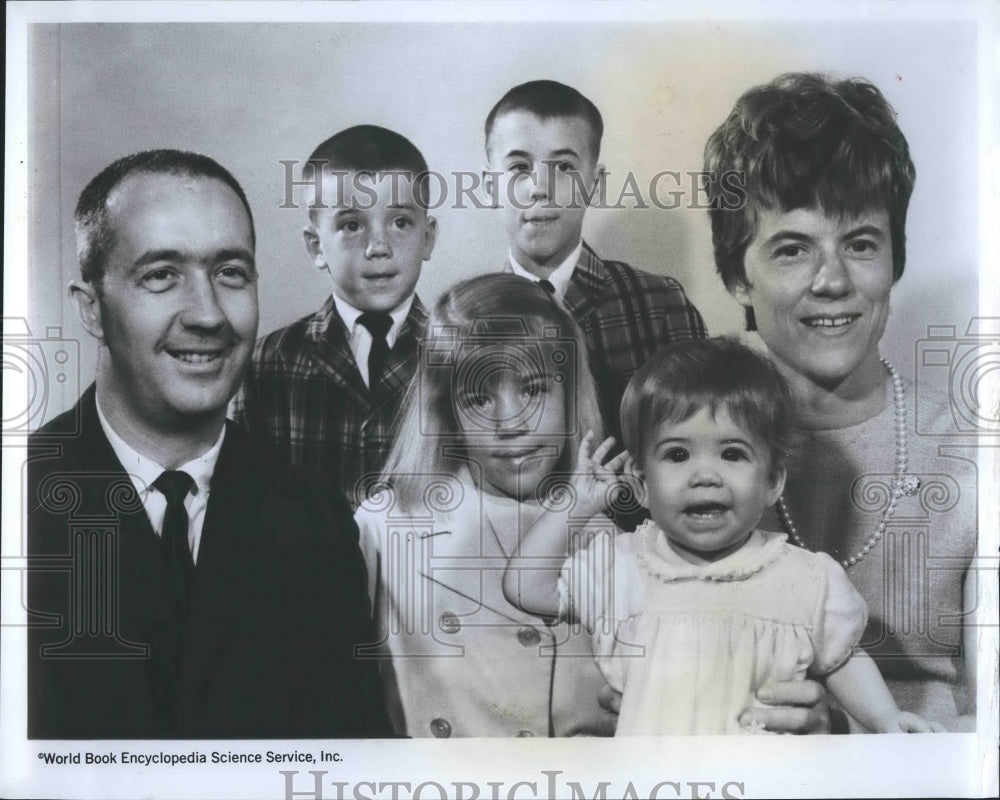1967 Press Photo Astronaut James McDivitt Family Patric Ann Lynn Michael - Historic Images