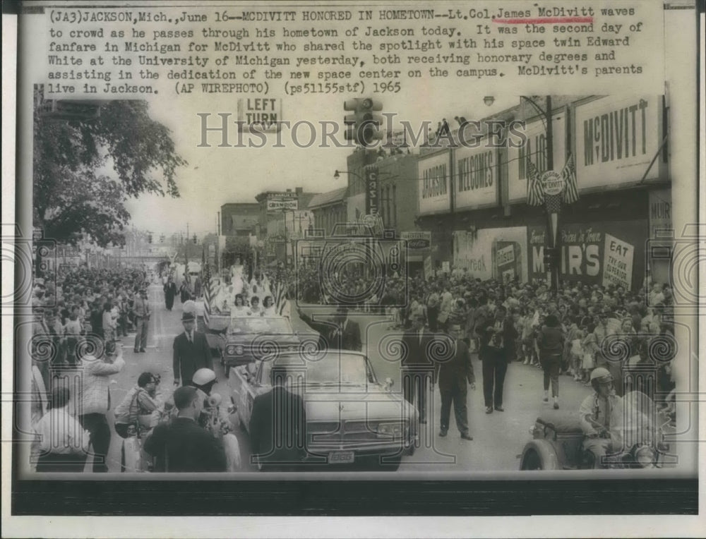 1965 Press Photo Lt.Col James McDivitt waves to the crowd. - RSH17207 - Historic Images