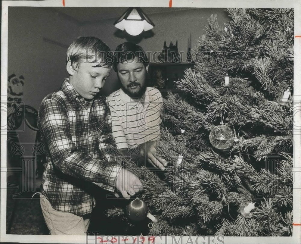 1980 Press Photo Rick and son adam prepare Christmas Tree. - RSH17225 - Historic Images