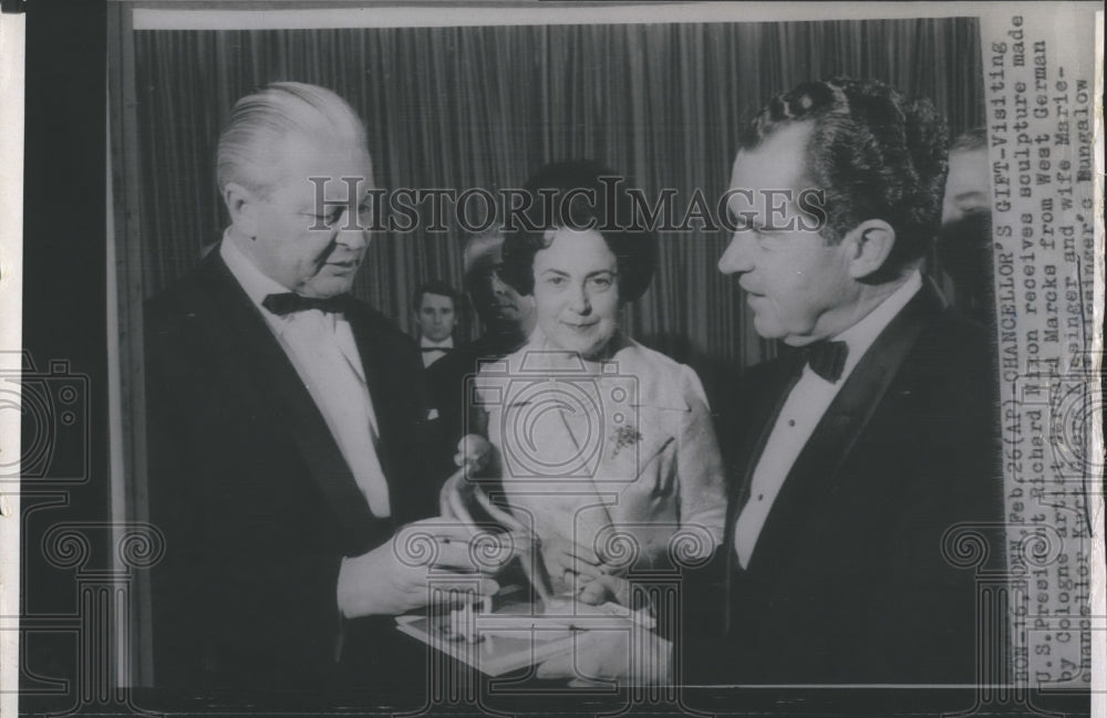 Press Photo Bonn: President R Nixon Receives Sculpture From Chancellor And Wife - Historic Images