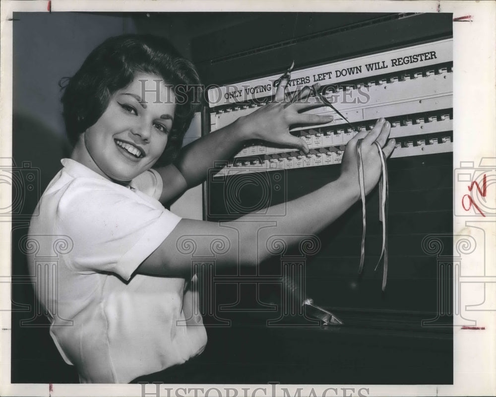 1963 Press Photo Sherry McDonnell with her four finger at voting machine - Historic Images