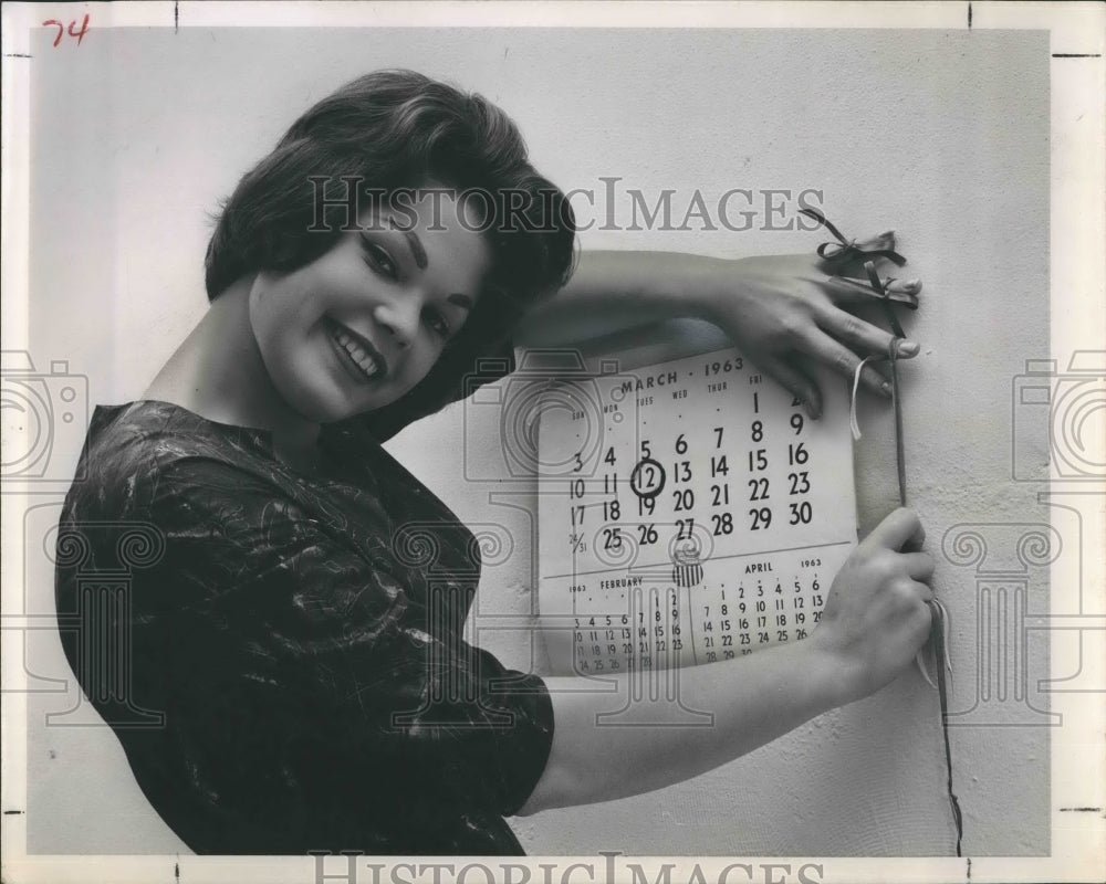 1963 Press Photo Sherry McDonell Times Election girl knots the calendar. - Historic Images