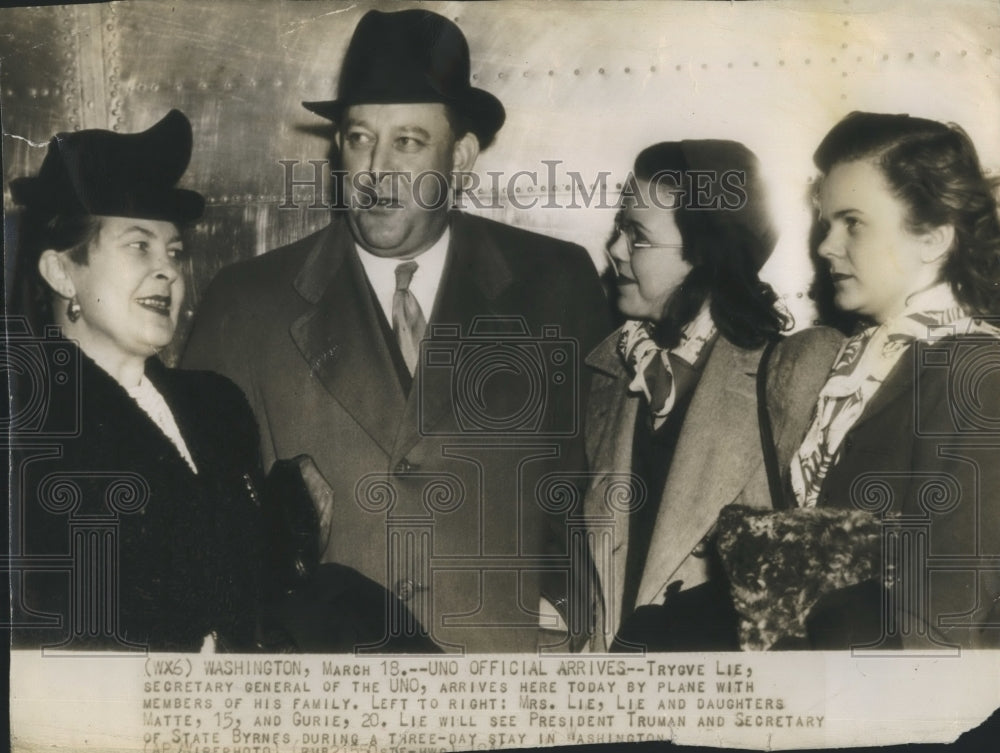 1946 Press Photo Tryove Lie UNO  with family - Historic Images