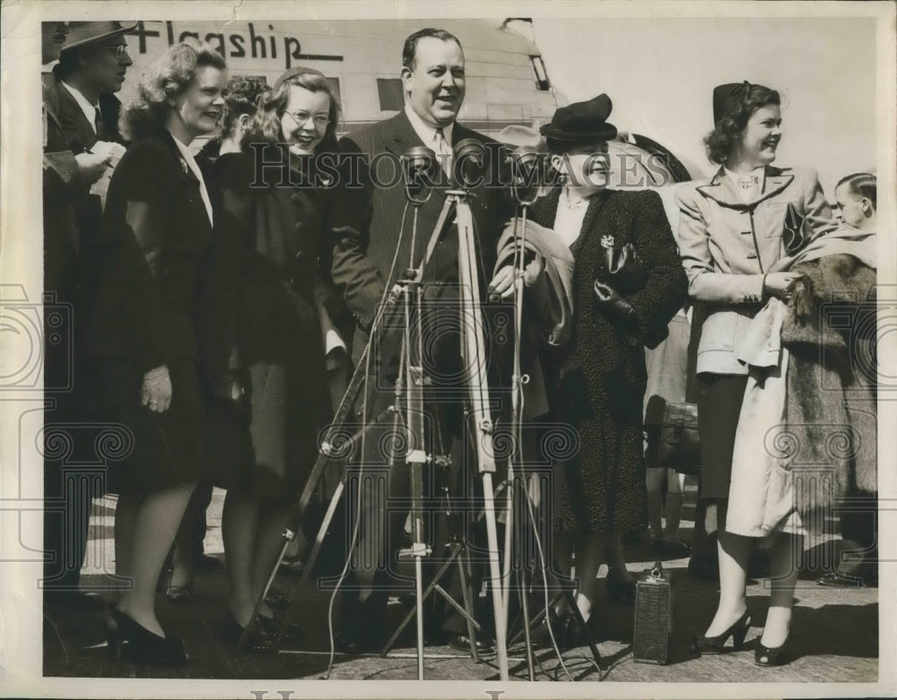 1946 Press Photo Tyrgve Lie With Family  UNO - Historic Images