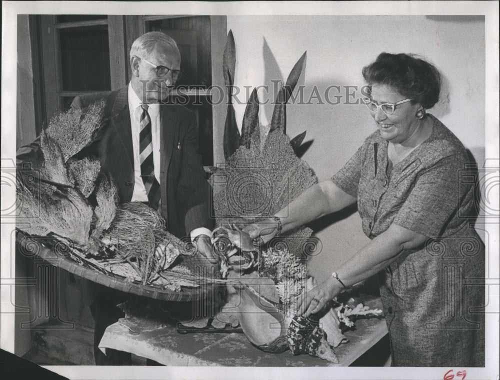 1961 Press Photo Mr. Mrs. Chester Way Arranging Decorations Florida Federation - Historic Images