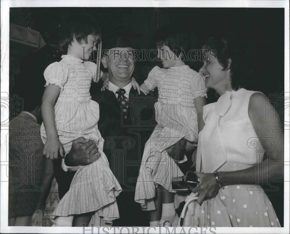 Press Photo Ray Waymire and Family - RSH17355 - Historic Images