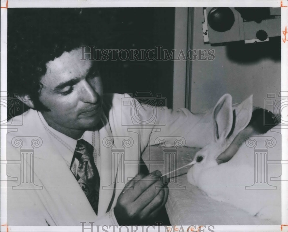 1975 Press Photo Dr. Bernard McCarey Assistant Professor Ophthalmology - Historic Images