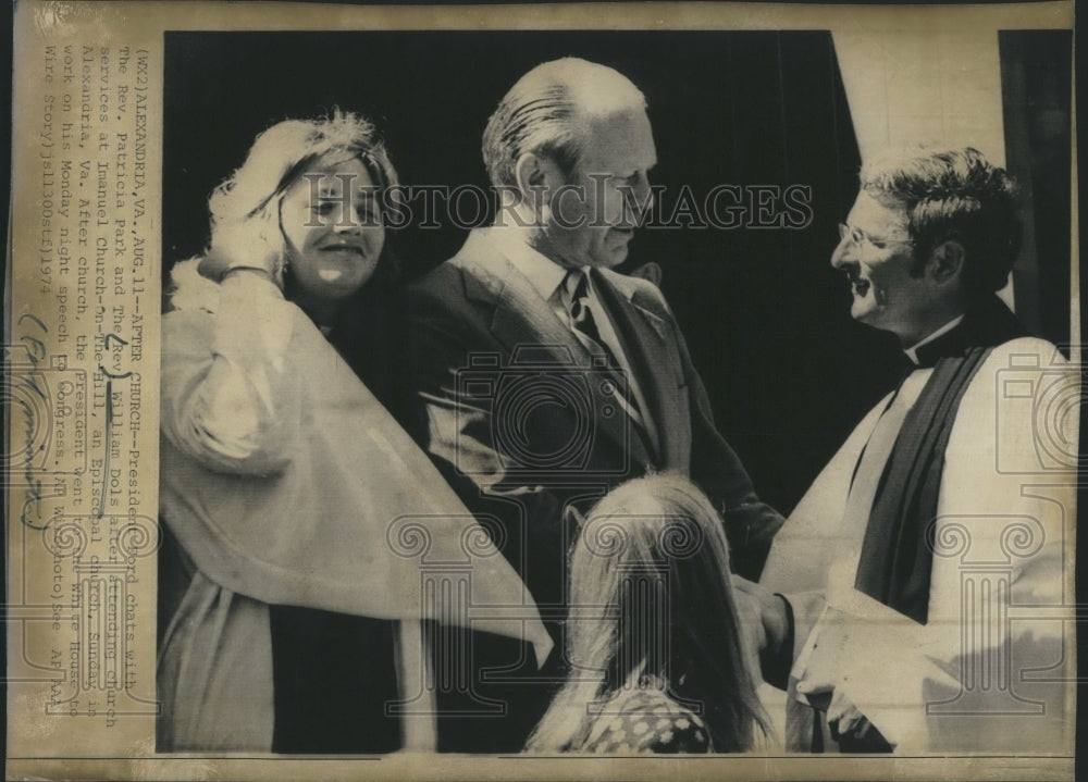 1974 Press Photo President Gerald Ford Speaks with Minister after Church Service - Historic Images