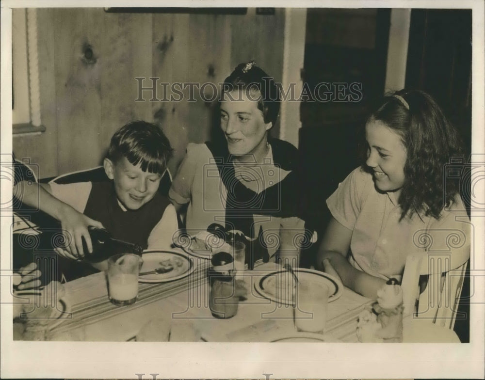 1940 Press Photo Rudy Dollfuss Eva Dollfuss Mrs Fitz Clarence - Historic Images