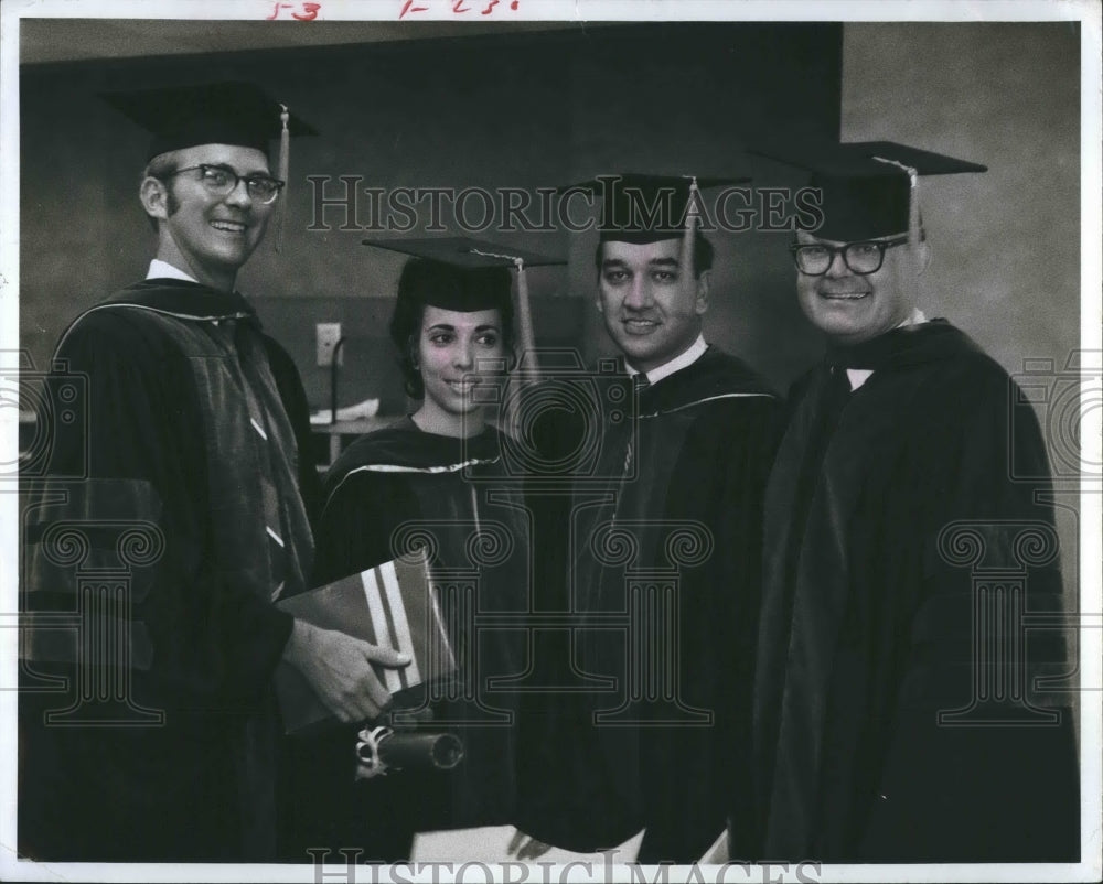 1969 Press Photo Dr. Robert Watson Graduate University Of Florida Medical School - Historic Images