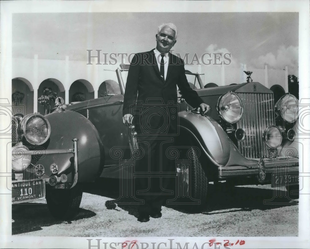 1966 Press Photo Frankie Watts Public Relations Director Cape Coral Gardens Cars - Historic Images